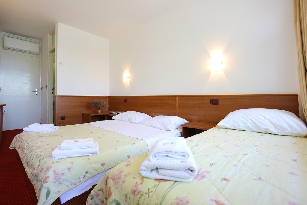 Hotel Luka Luka  Екстер'єр фото